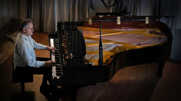 Bojan Glavina veliko snema in nastopa. Za seboj ima zelo bogat 
diskografski opus in opus na področju drugih medijev doma in v 
tujini. Od tega je sedem avtorskih cedejev.  