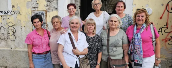 Nekoč so bile zaposlene v stari koprski porodnišnici: (z leve v prvi 
vrsti) Severina Olenik,  Vanja Piciga, Rajka Delaš, Nataša Juriševič, 
Dana Fajić in Gordana Njenjič; (z leve v drugi vrsti) Cvetka Čuk, 
Marija Lucija Bogataj in Nata Kocjan.