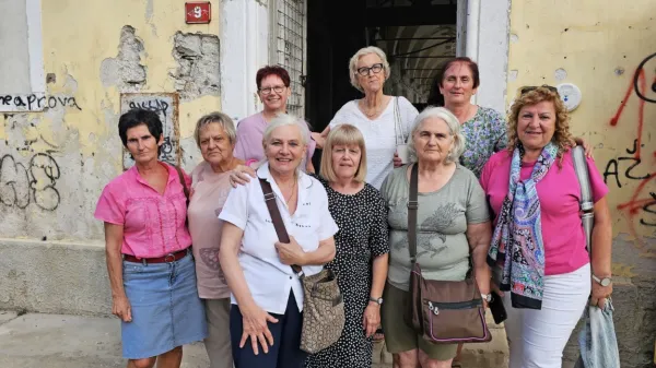 Nekoč so bile zaposlene v stari koprski porodnišnici: (z leve v prvi 
vrsti) Severina Olenik,  Vanja Piciga, Rajka Delaš, Nataša Juriševič, 
Dana Fajić in Gordana Njenjič; (z leve v drugi vrsti) Cvetka Čuk, 
Marija Lucija Bogataj in Nata Kocjan.