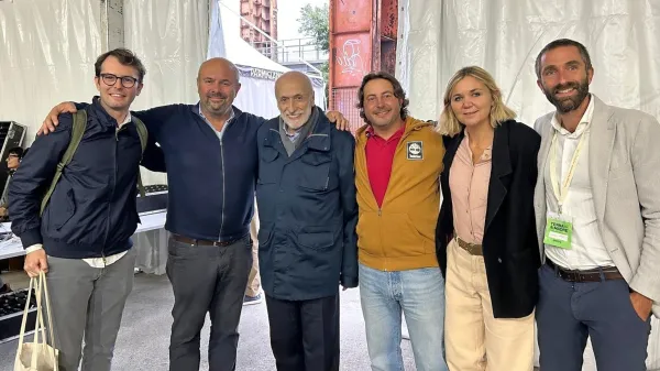 Carlo Petrini (tretji z leve) med Kraševci
