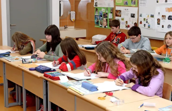  V Sloveniji je število učencev na učitelja pod povprečjem OECD na 
primarni ravni in nižji sekundarni ravni (osnovna šola), nad 
povprečjem pa je na višji sekundarni ravni (srednja šola).