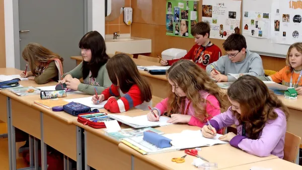  V Sloveniji je število učencev na učitelja pod povprečjem OECD na 
primarni ravni in nižji sekundarni ravni (osnovna šola), nad 
povprečjem pa je na višji sekundarni ravni (srednja šola).