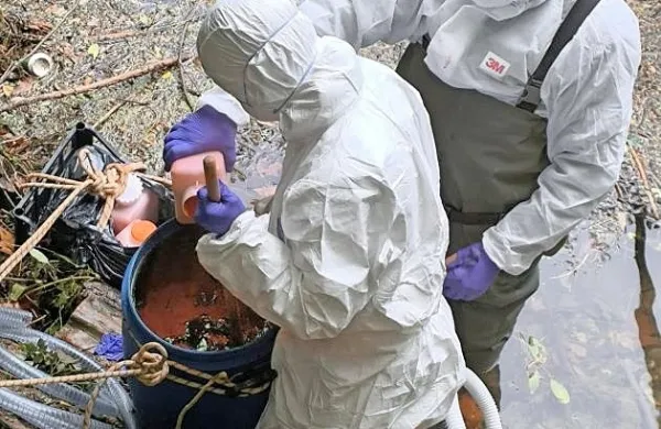 Priprava raztopine fluroesceina pred njenim vlitjem v tri požiralnike ob Vipavi. 