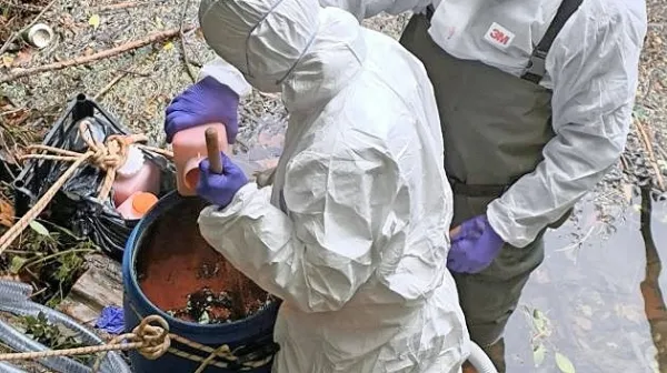 Priprava raztopine fluroesceina pred njenim vlitjem v tri požiralnike ob Vipavi. 