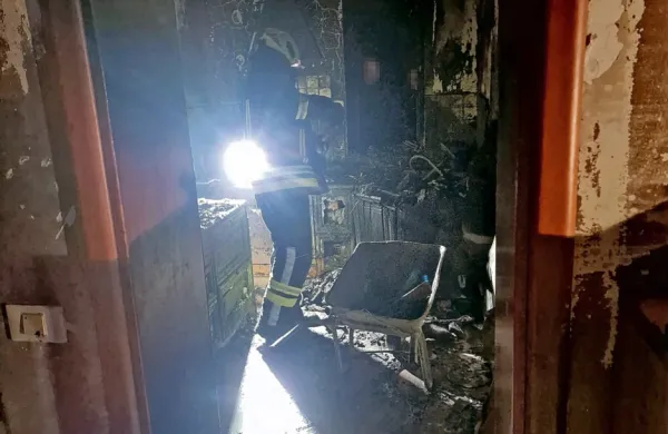 V  soboto  popoldne je  začelo  goreti  v pomožni  kuhinji.  