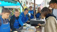 Kobariški osnovnošolci bodo iztržek od štrukljev namenili za 
valeto prihodnje leto. 