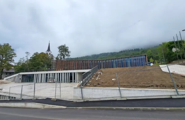 Napokani  stebri iz lepljenega lesa podpirajo del strehe, ki naj bi jo 
zatravili.   