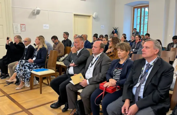 Univerza v Novi Gorici gosti mednarodno konferenco s številnimi 
strokovnjaki in raziskovalci s področja umetne inteligence.