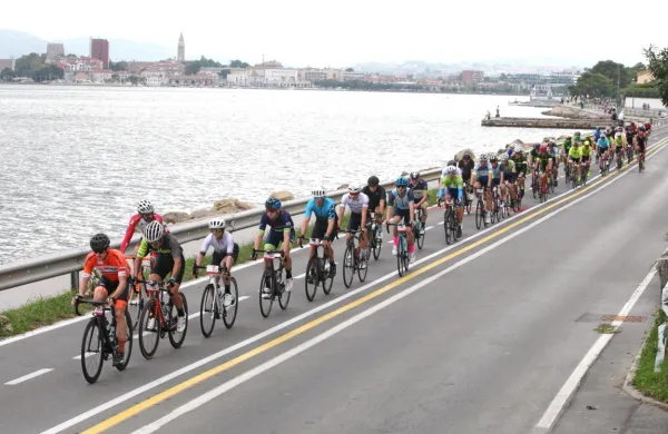 Kolesarji na maratonu leta 2021