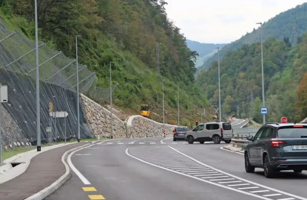 Obnova 1,4 km ceste iz Marofa v Spodnjo Idrija naj bi bila po treh 
letih letos vendarle zaključena.