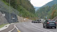 Obnova 1,4 km ceste iz Marofa v Spodnjo Idrija naj bi bila po treh 
letih letos vendarle zaključena.