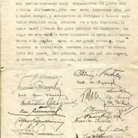SI_PAK/0759, Občina Piran, t. e. 72: Pismo podpore Mussoliniju iz leta 1923, pod 
katerega so se podpisali številni ugledni meščani.