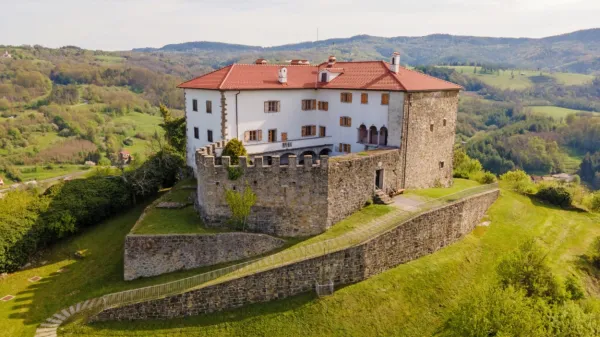 Najbolj impozantna zgradba v vasi  je nedvomno grad Prem, ki se 
ponosno dviga nad vasjo in okoliško pokrajino.