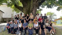 Udeleženci konference na ekskurziji pod večstoletno lipo v Rutu