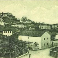 Razglednica Tomaja iz ok. 1930 (vir: TOMADIO [Slikovno gradivo]. – Trieste : I. Stein Cadel, 
[med 1929 in 1930] [dostopno na: https://www.kamra.si/mm-elementi/tomaj-ok-1930]).