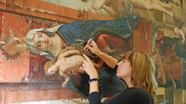 Konservatorka-restavratorka med delom