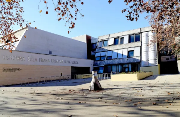 Vodstvo šole  je  po   novici  o  varnostni  grožnji  takoj  sprožilo ustrezne  protokole  ter  o  tem  obvestilo starše,  zaposlene  in  vse  pristojne  institucije.  