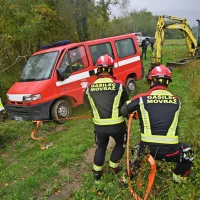 Nazadnje so iz jarka potegnili še starejši kombi.