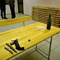 Za pijanim vlomilcem sta ostali  palici, etui noža, ovitek klobas in 
do polovice izpraznjena steklenica refoška.