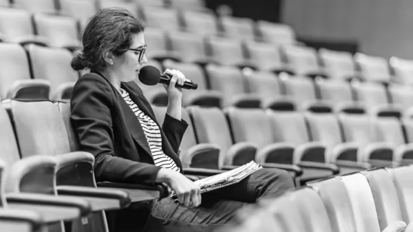 Kot režiserka in scenaristka svoje delo  dojema kot hobi in jo 
izpopolnjuje.