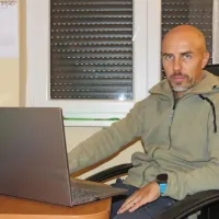 Andi Mamić na delovnem mestu vzgojitelja Strokovnega centra  za 
obravnavo otrok in mladostnikov s čustvenimi in vedenjskimi 
motnjami.