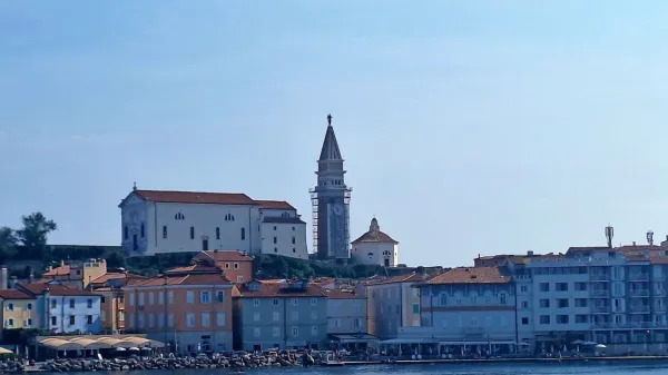 V starem mestnem jedru Pirana so tudi občinska stanovanja, 
namenjena za neprofitni najem. 