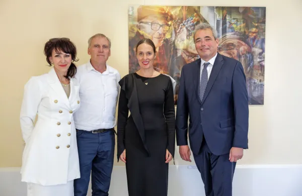 Na razstavi v Pomniku miru. Od leve proti desni: Ariana Suhadolnik (Javni Zavod Miren Kras), Adrijan Pahor, avtorica razstave 
Alenka Slavinec in mirenski župan Mauricij Humar.  