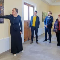 Razstava vključuje dvanajst umetniških montaž, vsaka med njimi 
pa je sestavljena iz  devetih Pahorjevih portretov. 