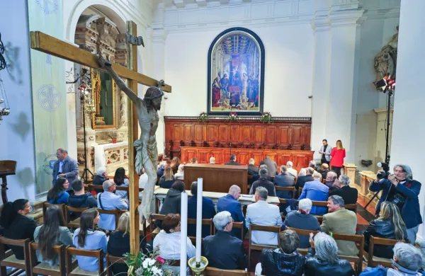 Restavrirana Carpaccieva oltarna slika je včeraj v koprsko stolnico 
privabila veliko ljudi.