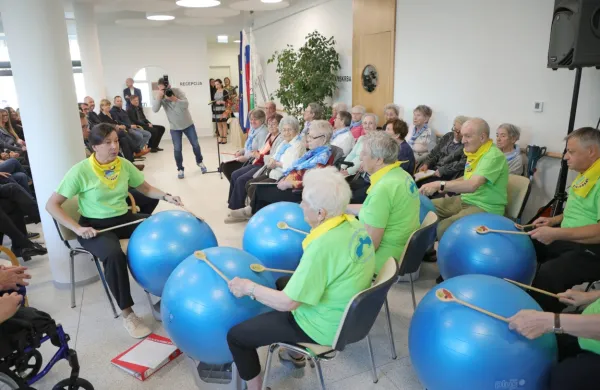 Hišni Žoga bend je popestril tudi včerajšnje uradno odprtje Doma starejših občanov  Kresnice. 