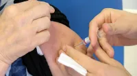 Do konca oktobra bodo tudi v vseh primorskih zdravstvenih 
domovih začeli prebivalstvo cepiti proti gripi.  