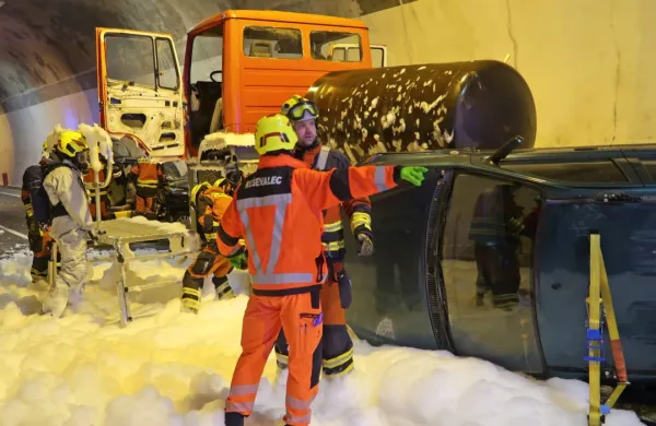 Gasilci na vaji gašenja požara in reševanja ponesrečenih po trku 
vozila v tovornjak z vnetljivimi snovmi.