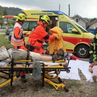 Reševalni ekipi iz Idrije in Logatca sta hitro oskrbeli vseh 11 v 
prometni nesreči poškodovanih.