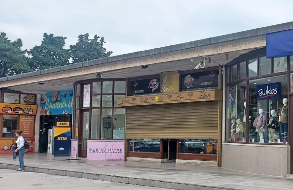 Vlomilci  so  morali  najprej  dvigniti   kovinske  protivlomne  rolete, da  
so  sploh  lahko prišli  do  vhodnih vrat,  v  katera  so  nato  vdrli.  