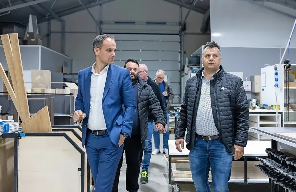 Anže Logar v okviru Platforme sodelovanja potuje po Sloveniji in 
obiskuje različna podjetja. V podjetniški srenji, ki je jezna na 
Goloba, zavrača Janšev populizem in je naveličana vegetiranja 
NSi, velja za priljubljenega politika