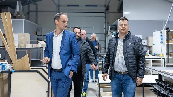 Anže Logar v okviru Platforme sodelovanja potuje po Sloveniji in 
obiskuje različna podjetja. V podjetniški srenji, ki je jezna na 
Goloba, zavrača Janšev populizem in je naveličana vegetiranja 
NSi, velja za priljubljenega politika