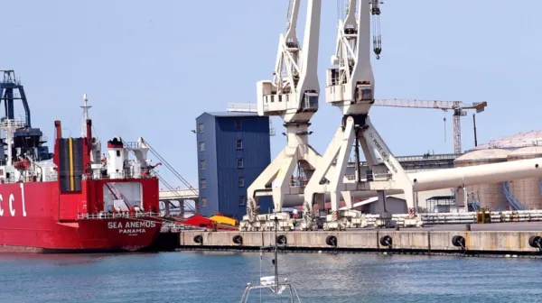 V družbi Piloti so prepričani, da so  zaradi  “podržavljenja pomorske 
pilotaže” utrpeli škodo, zato so pred štirimi leti vložili  tožbo proti 
državi. 