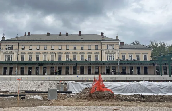 Zaradi onesposobitve 104 kilogramov težke angleške letalske 
bombe iz 2. svetovne vojne, ki so jo pred tremi tedni, 23. 
septembra našli na območju tirov novogoriške železniške postaje, 
bo v nedeljo organizirana čezmejna evakuacija na slovenski in 
italijanski strani.