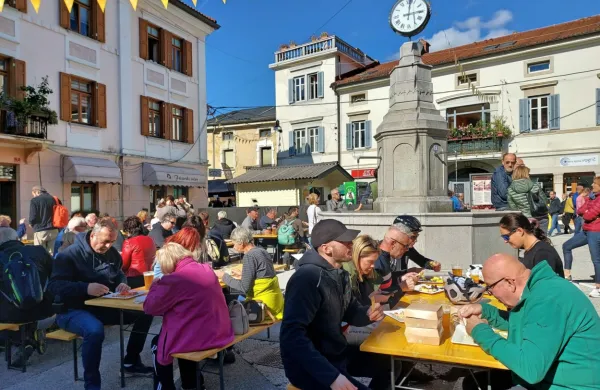 Slastna tolminska frika s krompirjem in sirom je navdušila 
obiskovalce. Pastirska jed je postala  prepoznavna po Sloveniji in 
širše.   