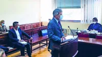 Stanislav  Valant  (na  sredini  fotografije)  in  Franci  Strajnar  (sedi  na  klopi  v prvi  vrsti) sta  na  sojenju  
zanikala  očitke  tožilstva.