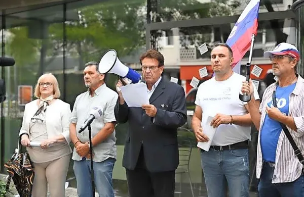 Rupar je iz stranke izključil tri tesne sodelavce: Igorja Černogo 
(drugi z leve), Suada Muslimovića (prvi z desne) in Janeza 
Walanda.
