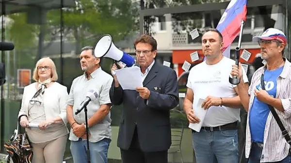 Rupar je iz stranke izključil tri tesne sodelavce: Igorja Černogo 
(drugi z leve), Suada Muslimovića (prvi z desne) in Janeza 
Walanda.