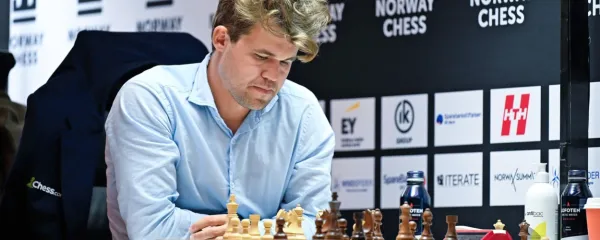 Eden in edini - Magnus Carlsen. Tudi ko imata igralca le po minuto za celo partijo!