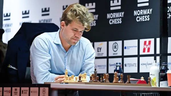 Eden in edini - Magnus Carlsen. Tudi ko imata igralca le po minuto za celo partijo!