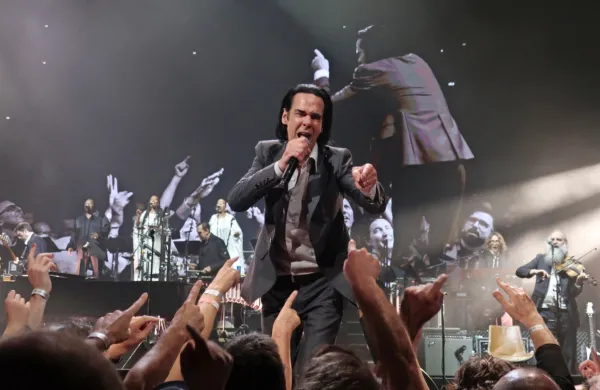Nick Cave je v Zagrebu predstavil tako skladbe z nove plošče Wild God kakor nekatere divje zimzelene .  