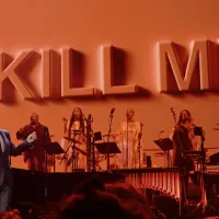 V  Frogs z nove plošče, s katero je odprl koncert, je krik bogu, naj ga ubije, simbolično slovo od bolečine.   
