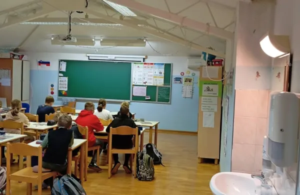 V podružnici Lokavec morajo ob dežju in južnem vetru v mansardnih učilnicah podstavljati vedra in sklede.