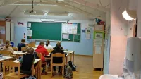 V podružnici Lokavec morajo ob dežju in južnem vetru v mansardnih učilnicah podstavljati vedra in sklede.