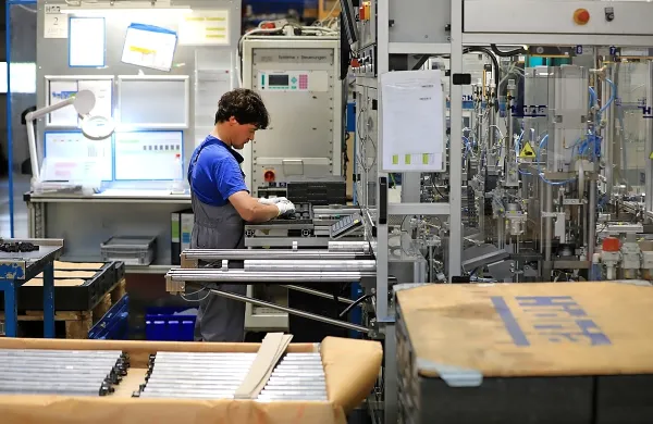 Avtomobilska industrija je še vedno vodilna v naložbah v raziskave 
in razvoj, v letu 2023 je za to namenila znatnih 73 milijard 
evrov.

