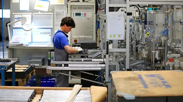 Avtomobilska industrija je še vedno vodilna v naložbah v raziskave 
in razvoj, v letu 2023 je za to namenila znatnih 73 milijard 
evrov.

